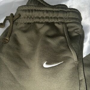 Nike Therma-Fir xs Olive green